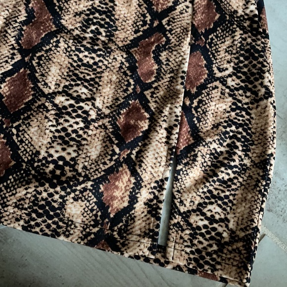 Snakeskin print vented mini skirt - Picture 6 of 8